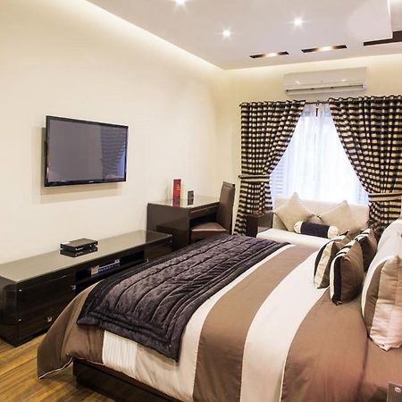 Royaute Luxury Suites And Hotel Gulberg Lahore Zimmer foto
