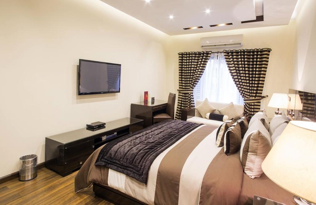 Royaute Luxury Suites And Hotel Gulberg Lahore Zimmer foto