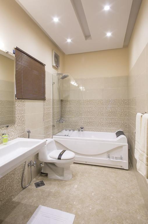 Royaute Luxury Suites And Hotel Gulberg Lahore Zimmer foto