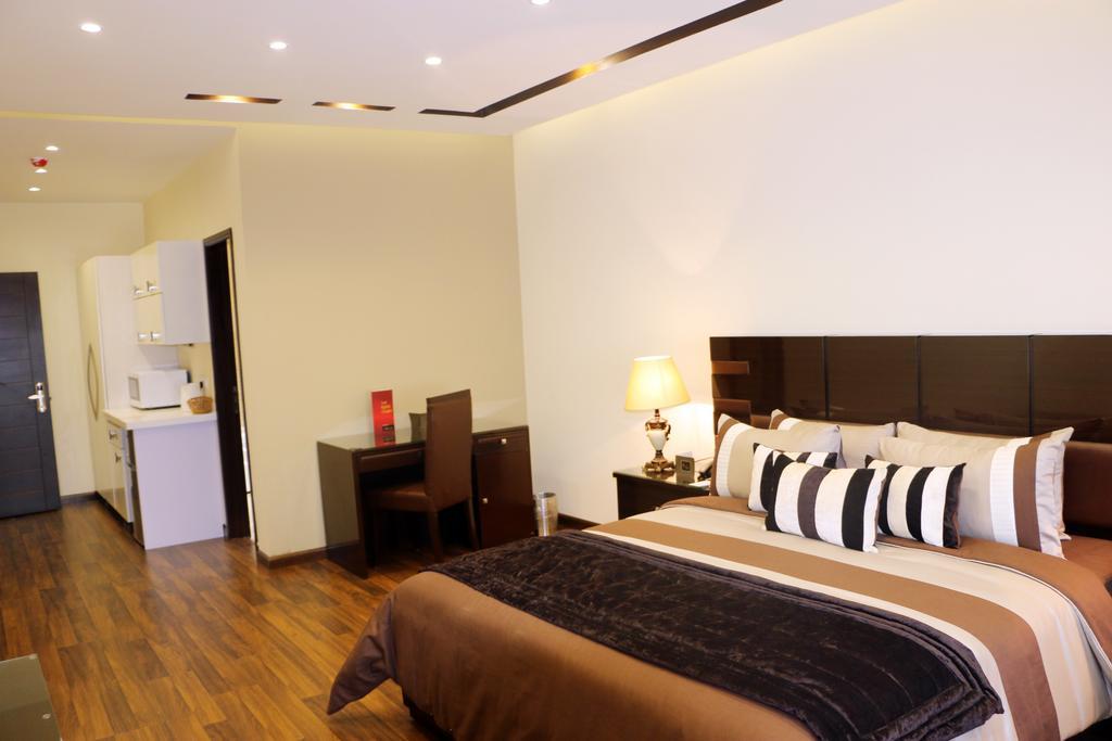 Royaute Luxury Suites And Hotel Gulberg Lahore Zimmer foto